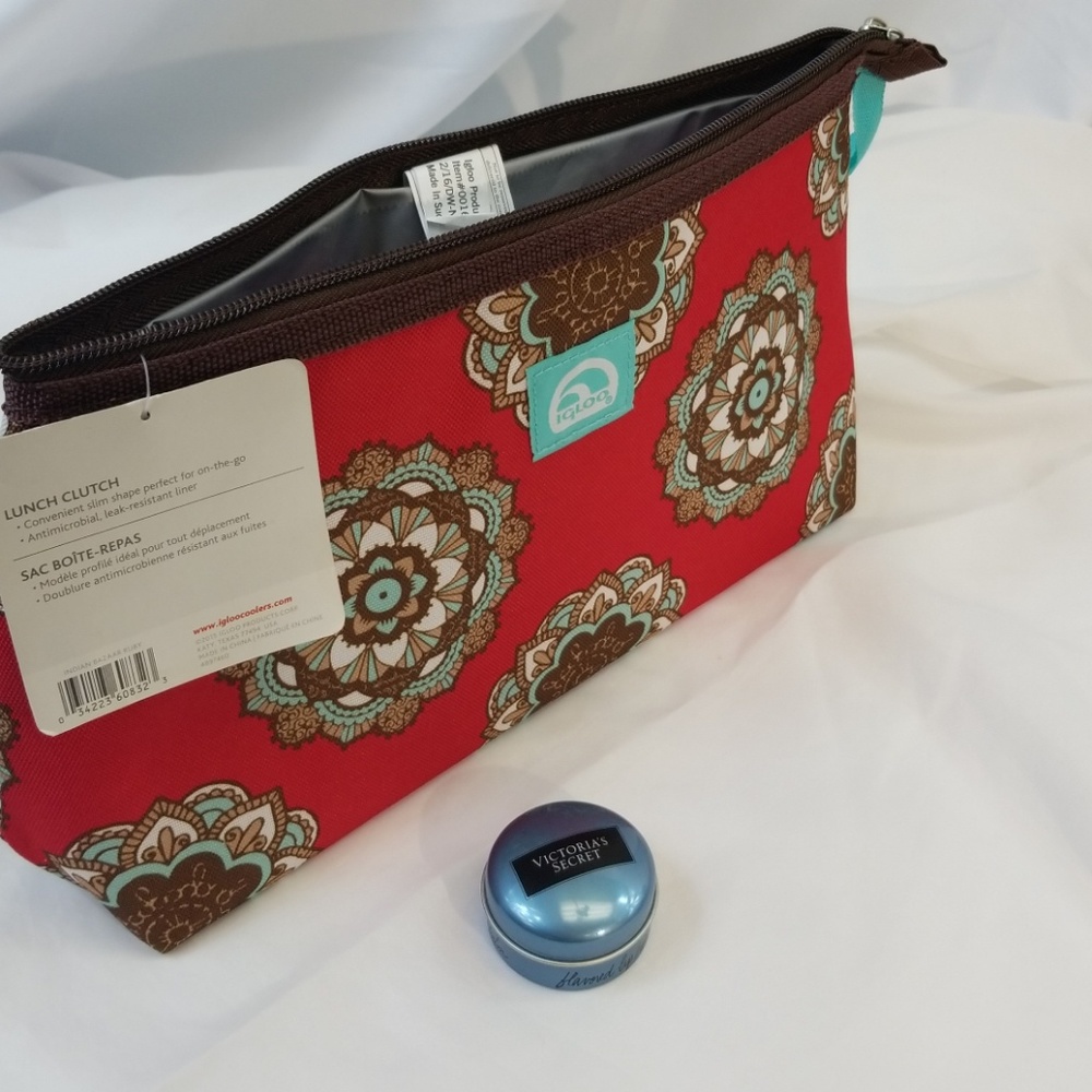 *C266  Igloo lunch bag with lip balm